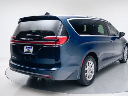 Used 2025 Chrysler Pacifica Select FWD image 6