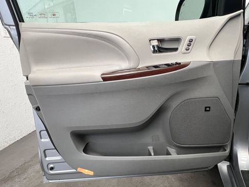 Used 2013 Toyota Sienna Limited w/ Premium Pkg AWD/4WD image 7