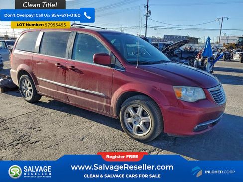 Used 2014 Chrysler Town & Country Touring image 5