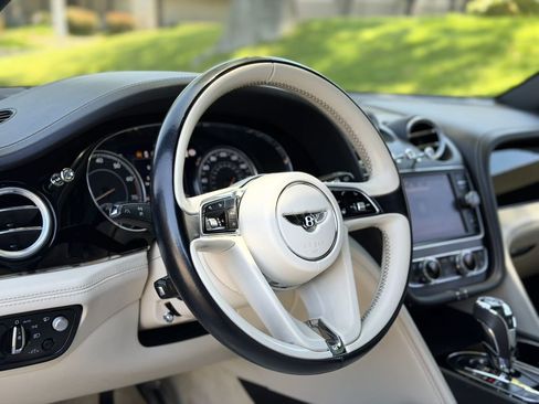 Used 2017 Bentley Bentayga AWD/4WD image 13