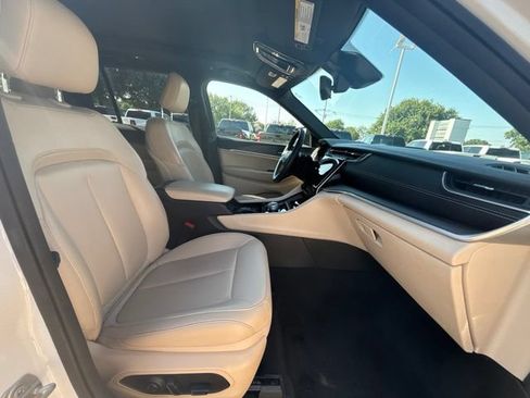 Used 2023 Jeep Grand Cherokee Limited w/ Black Appearance Package AWD/4WD image 11