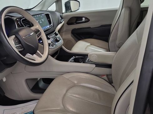 Used 2021 Chrysler Pacifica Limited AWD/4WD image 2