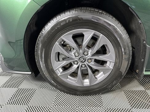 Used 2021 Toyota Sienna XLE image 5