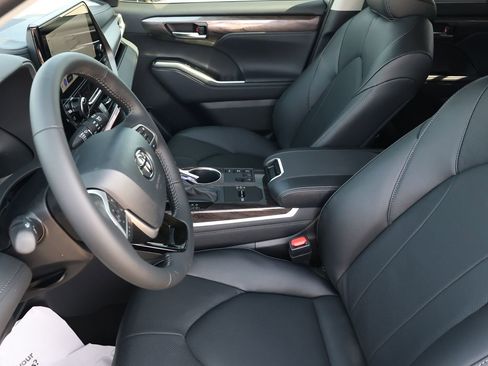 New 2026 Toyota Highlander Limited image 14