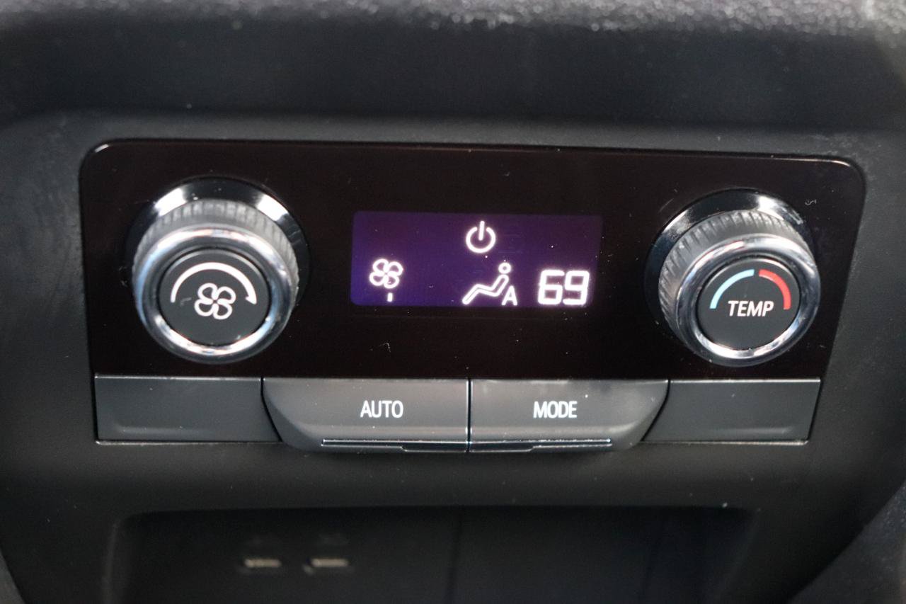 Used 2025 Chevrolet Traverse LT FWD image 23