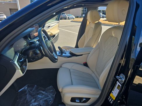 Used 2023 BMW 530i xDrive w/ Premium Package image 17
