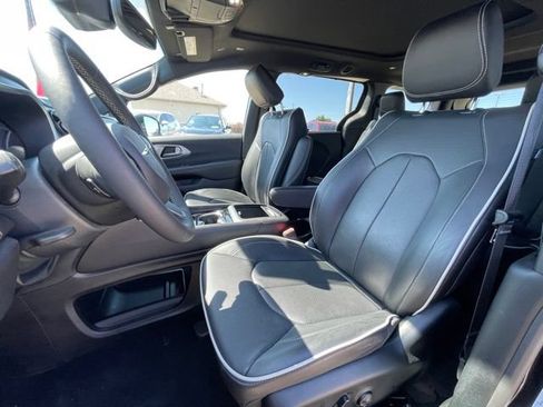 Used 2026 Chrysler Pacifica Limited FWD image 11
