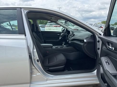 Used 2025 Nissan Altima 2.5 SV FWD image 18