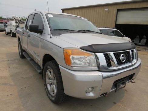 Used 2015 Nissan Titan SV w/ Tow Package AWD/4WD image 3