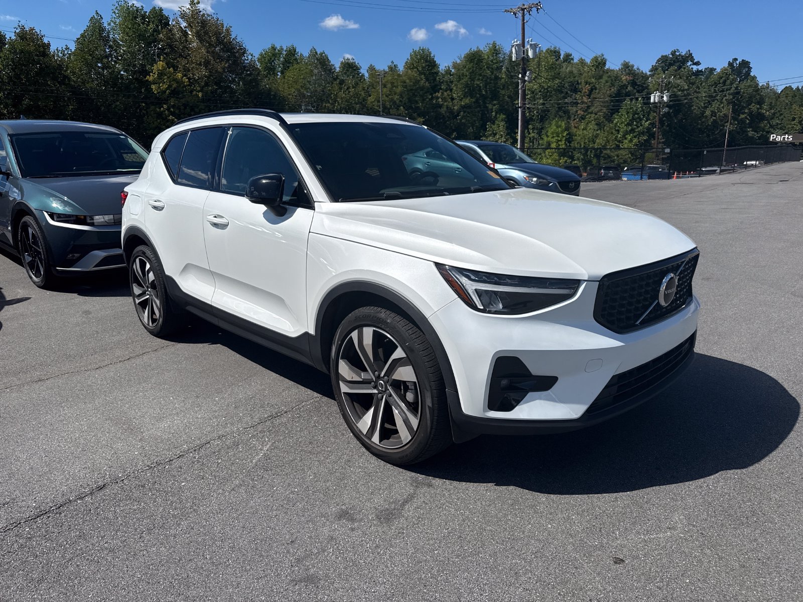 Used 2023 Volvo XC40 B5 Plus w/ Protection Package Premier AWD/4WD image 6