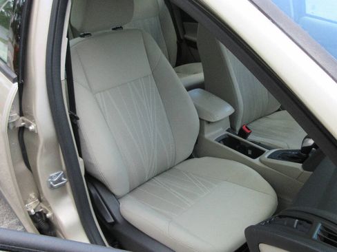 Used 2018 Ford Focus SE FWD image 25