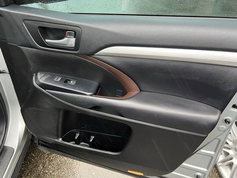 Used 2019 Toyota Highlander XLE AWD/4WD image 28