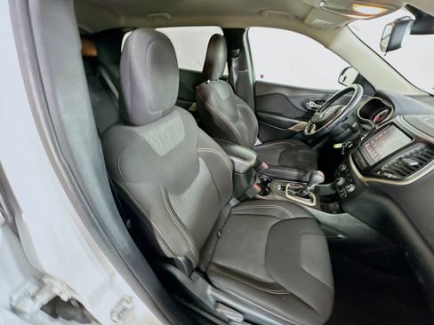 Used 2017 Jeep Cherokee Latitude w/ Comfort & Sound Group image 29