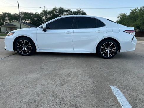 Used 2019 Toyota Camry SE FWD image 6