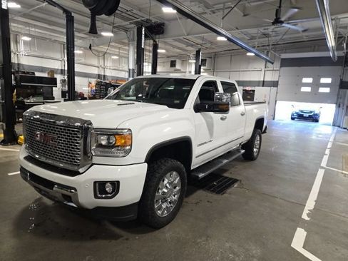 Used 2016 GMC Sierra 2500 Denali w/ Duramax Plus Package AWD/4WD image 9