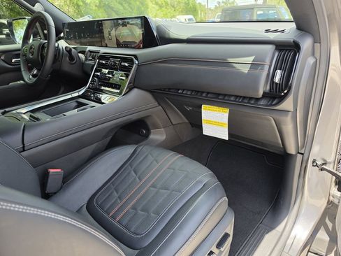 Used 2025 Nissan Armada PRO-4X w/ Pro-4X Premium Package AWD/4WD image 13