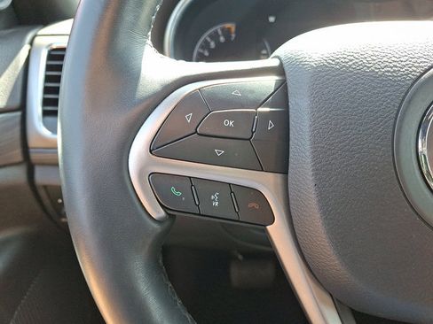 Used 2020 Jeep Grand Cherokee Laredo AWD/4WD image 21