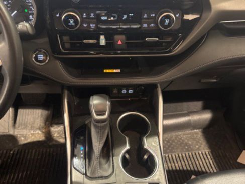 Used 2023 Toyota Highlander XLE image 13