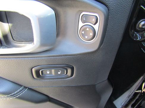 Used 2023 Jeep Gladiator Overland AWD/4WD image 18