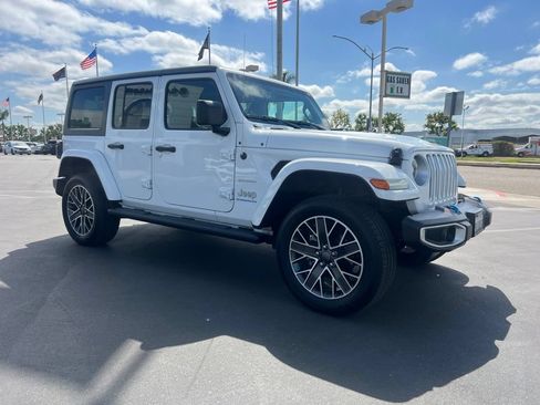 Used 2023 Jeep Wrangler Unlimited Sahara AWD/4WD image 9