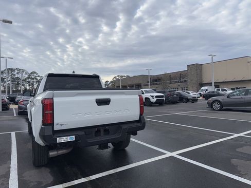 Used 2024 Toyota Tacoma SR image 3