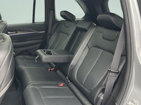 Used 2023 Jeep Grand Cherokee Overland AWD/4WD image 10