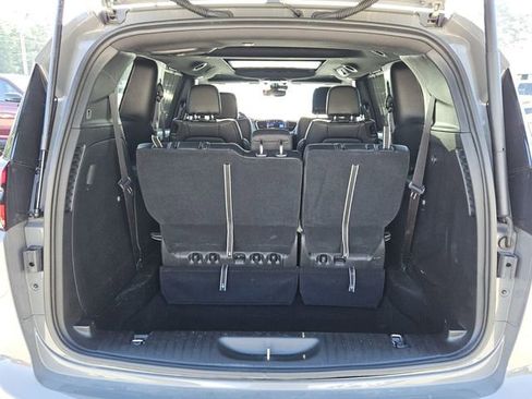 Used 2025 Chrysler Pacifica Select FWD image 12