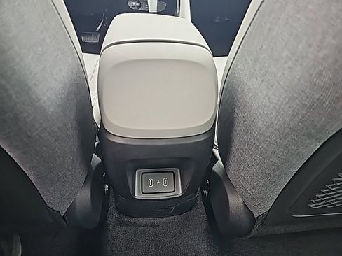 New 2026 Hyundai Elantra Limited FWD image 32