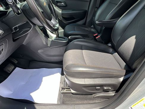 Used 2019 Chevrolet Trax LT w/ LT Convenience Package AWD/4WD image 21
