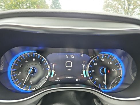 Used 2025 Chrysler Pacifica Limited FWD image 22