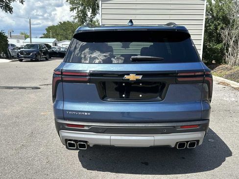 Used 2025 Chevrolet Traverse LT FWD image 5