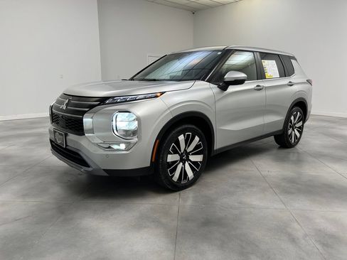 Used 2025 Mitsubishi Outlander SE FWD image 4
