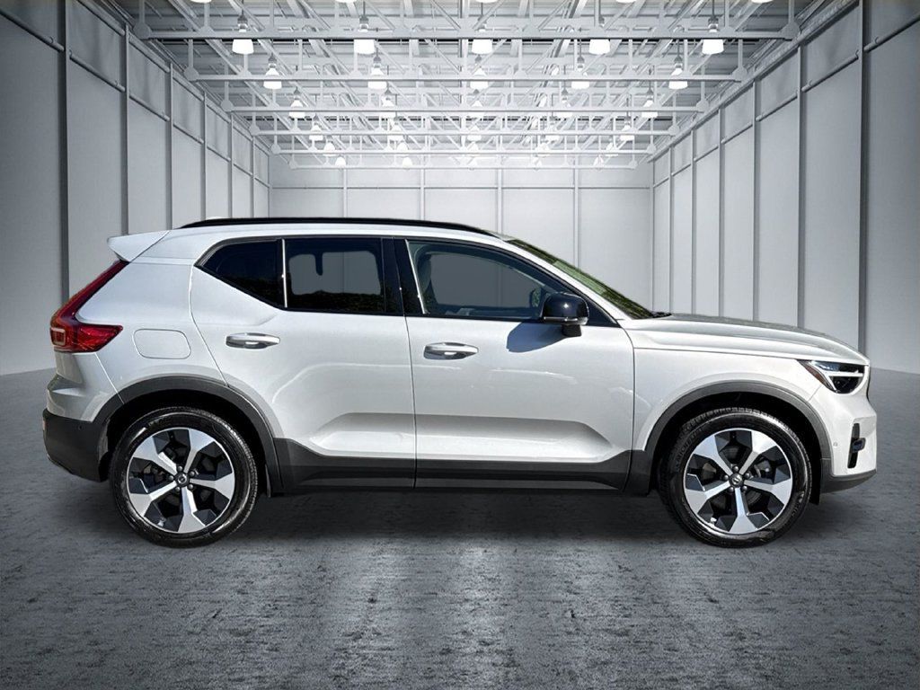 Used 2025 Volvo XC40 B5 Plus AWD/4WD image 10