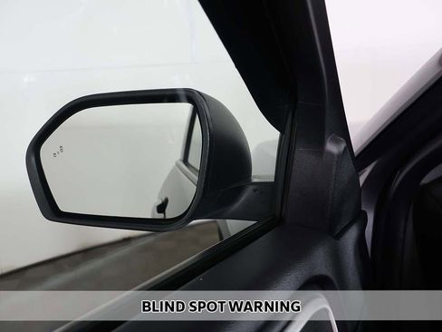 Used 2022 Ford Explorer XLT w/ Equipment Group 202A image 4