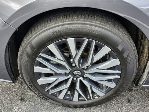 Used 2025 Nissan Altima 2.5 SV FWD image 17