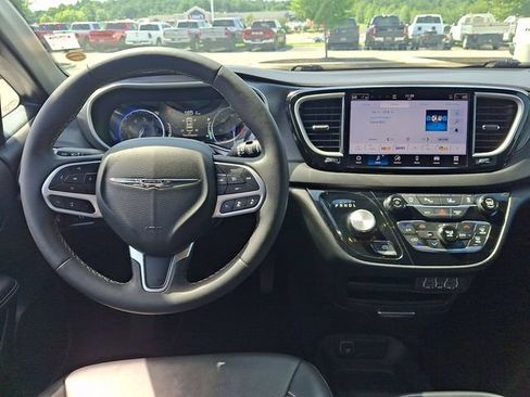 Used 2025 Chrysler Pacifica Select FWD image 11