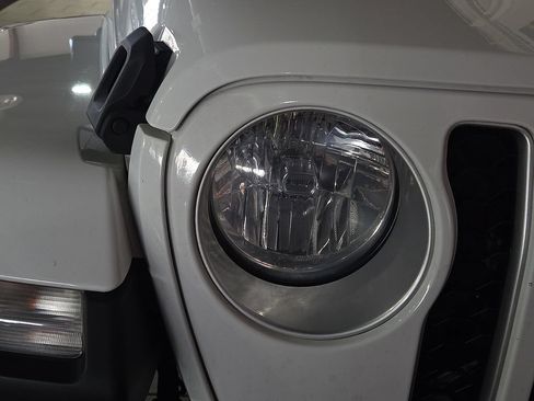 Used 2020 Jeep Gladiator Overland AWD/4WD image 7