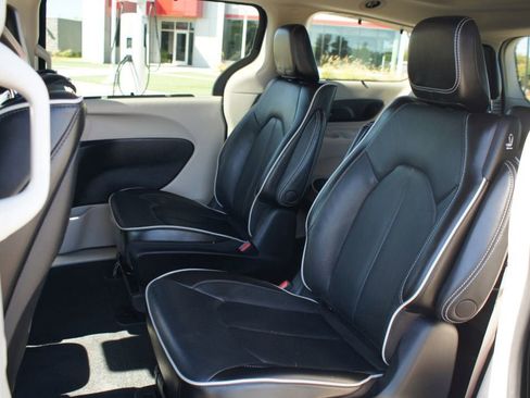 Used 2022 Chrysler Pacifica Limited w/ Uconnect Theater Family Group image 17