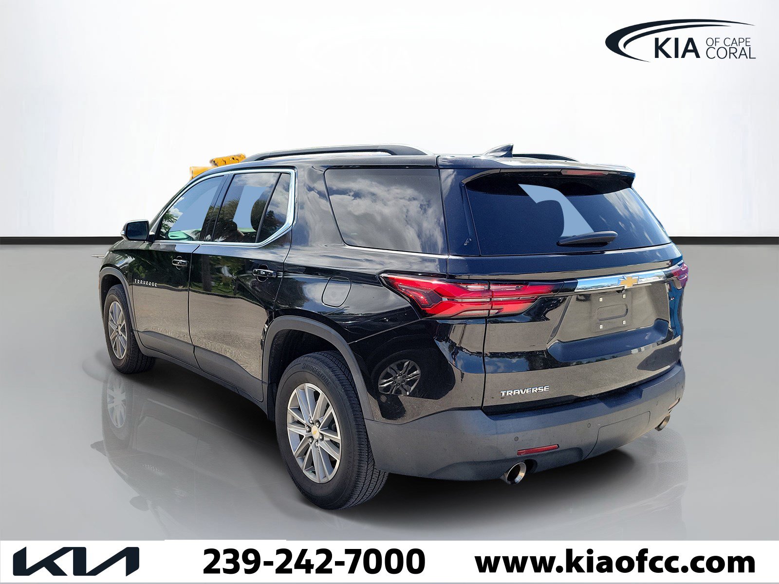 Used 2022 Chevrolet Traverse LT FWD image 2