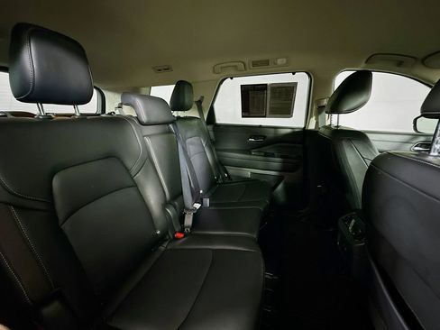 Used 2024 Nissan Pathfinder SL image 11