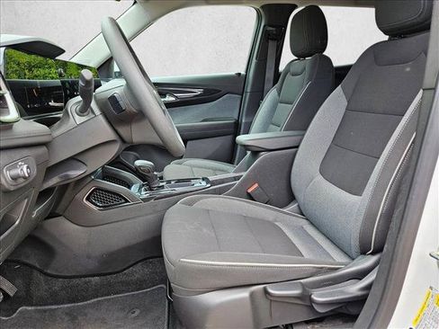 Used 2025 Chevrolet TrailBlazer LT AWD/4WD image 15