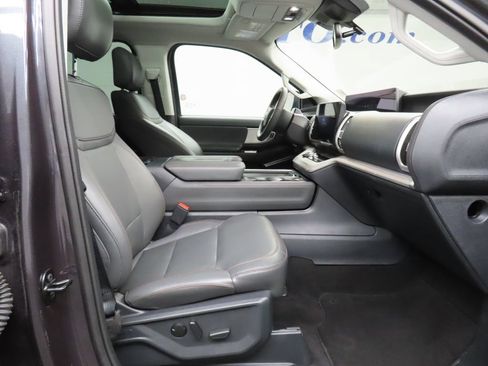Used 2025 Ford Expedition Active AWD/4WD image 34