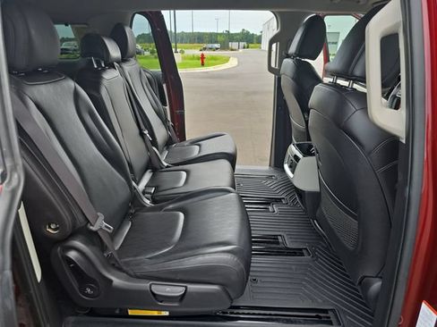 Used 2024 Kia Carnival EX FWD image 11
