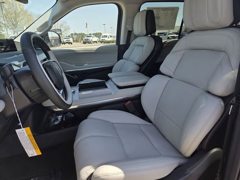 New 2026 Lincoln Navigator Premiere image 10