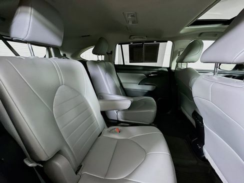 Used 2023 Toyota Highlander XLE image 11