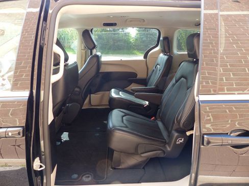 Used 2024 Chrysler Pacifica Touring-L FWD image 26