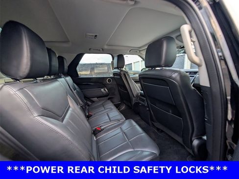 Used 2019 Land Rover Discovery SE image 13