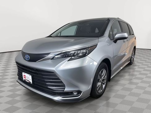 Used 2025 Toyota Sienna XLE w/ XLE Plus Package AWD/4WD image 1