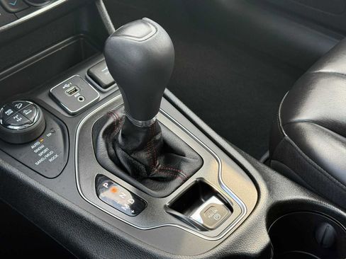 Used 2021 Jeep Cherokee Trailhawk AWD/4WD image 28