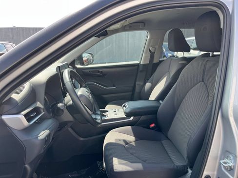 Used 2025 Toyota Highlander LE FWD image 38